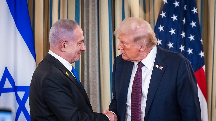 Donald Trump (r.) will noch am Sonntag in den Nahen Osten aufbrechen.