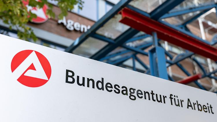 "Jeder, der eine Wohnung oder ein Dach über dem Kopf braucht, bekommt ein Dach über dem Kopf", sagt Merz.