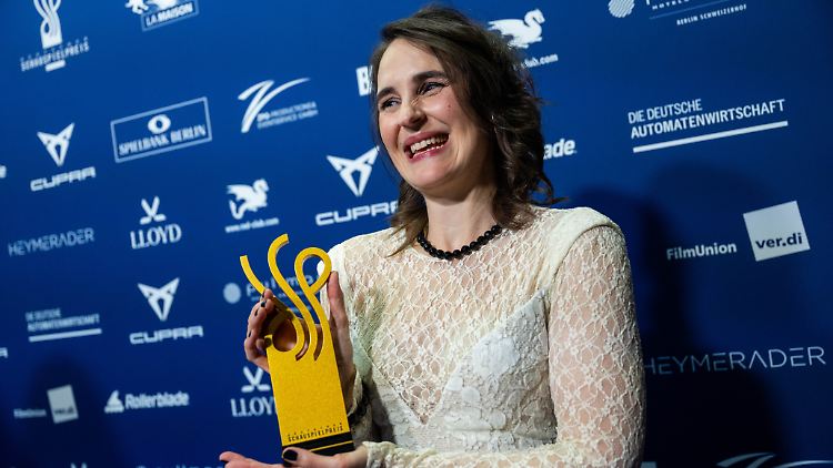 Mit "Ich sterbe, kommst du?" berührt Jennifer Sabel die Jury und bekommt die begehrte Trophäe.