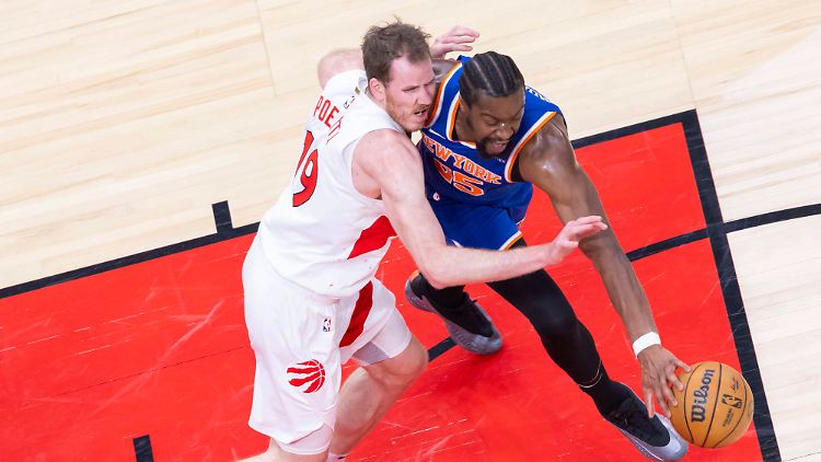 Jakob Poeltl duelliert sich mit Ariel Hukporti unter den Körben der NBA.