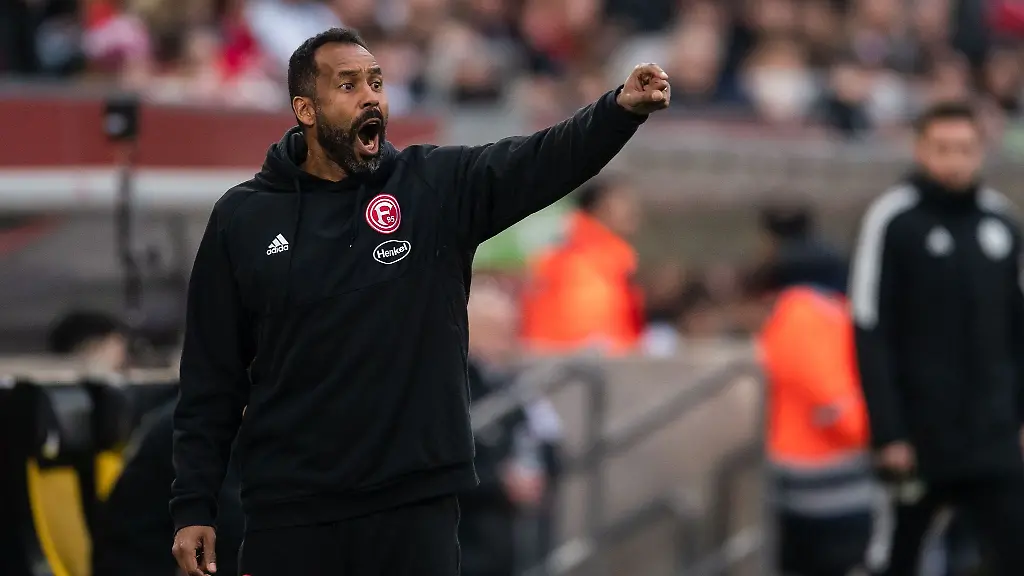Duesseldorfs-Trainer-Daniel-Thioune-gestikuliert-an-der-Seitenlinie