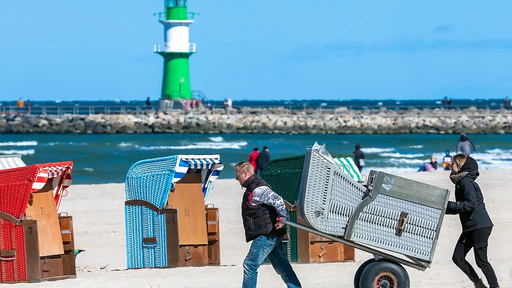 Bei-sonnigem-Wetter-mit-kaltem-Wind-beginnen-die-Vorbereitungsarbeiten-fuer-die-diesjaehrige-Strandsaison-entlang-der-Ostseekueste