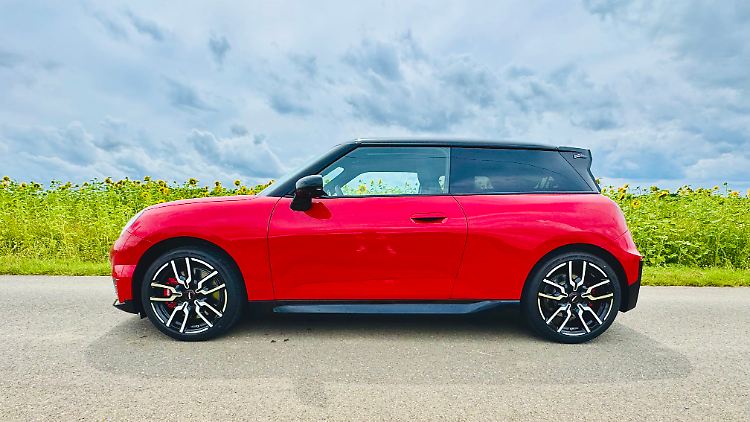 Mit deutlich unter vier Metern Länge gehört der Mini noch zu den echten Kleinwagen.