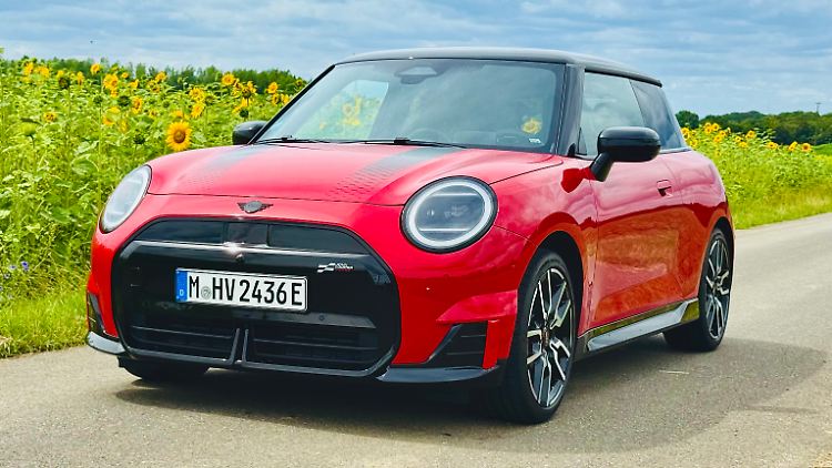 Bis heute hat sich der Mini seine typische Front mit den Kulleraugen erhalten. Die "Sport Stripes" entstammen dem umfangreichen Individualisierungsprogramm.