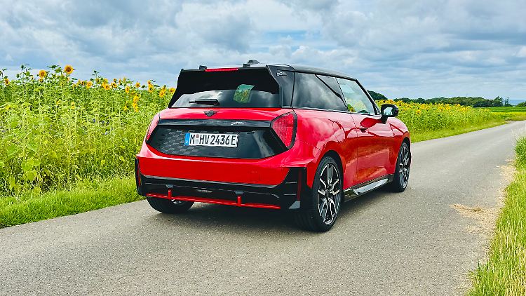 Ob der Dachspoiler übertrieben ist? Dieser elektrische John Cooper Works entwickelt eine erstaunliche Dynamik.