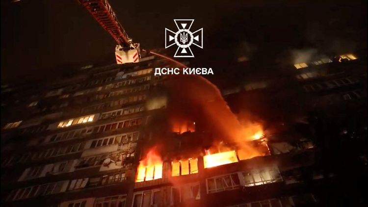 In Kiew wurden bei massiven russischen Luftangriffen in der Nacht zwölf Menschen verletzt.