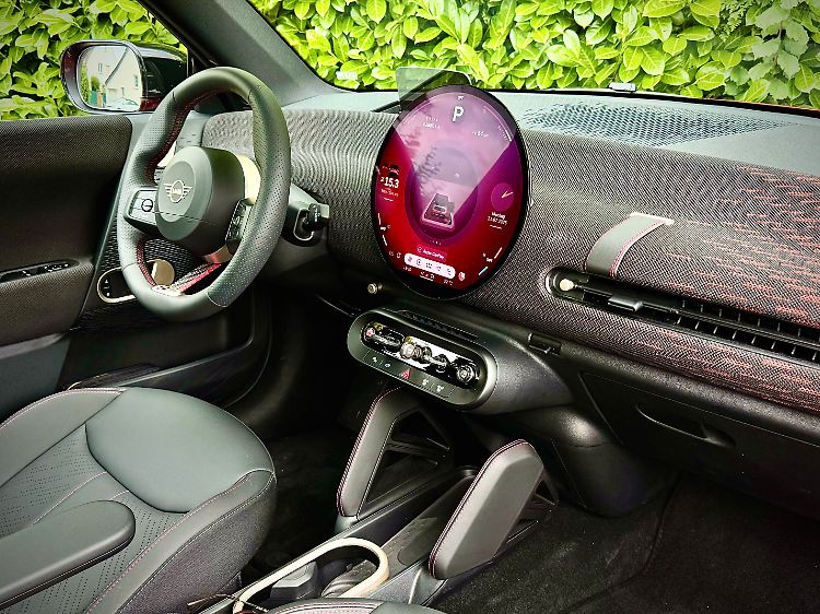 Die Architektur mit dem runden Display ist typisch Mini - auch 2025 hat sich das nicht geändert. Ein Head-up-Display mit vorgelagerter Plexiglasscheibe ist jedoch unwürdig.