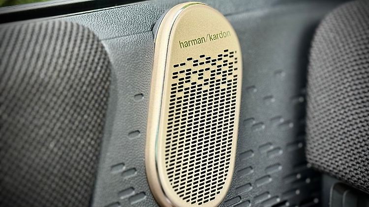 Ein bisschen Luxus bietet der Brite auf Wunsch beispielsweise mit einem Soundsystem aus dem Hause Harman Kardon.