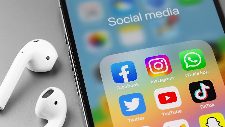 Das Gesetz über digitale Dienste soll unter anderem sicherstellen, dass Plattformen illegale Inhalte auf ihren Seiten schneller entfernen als bislang.