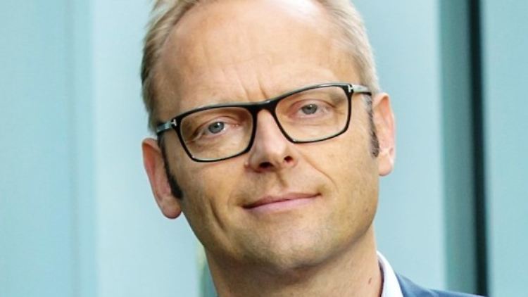Tim Meyer arbeitet seit 25 Jahren als Berater und Unternehmer im Bereich der erneuerbaren Energien. Zu seinen Stationen gehören die RWTH Aachen, die Fraunhofer Gesellschaft und die Naturstrom AG. Im Juli ist sein neues Buch "Strom" erschienen.