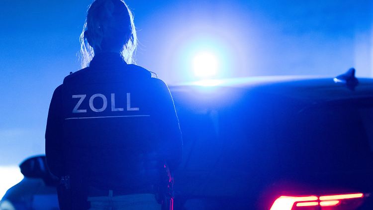 Zollbeamte durchsuchten Wohn- und Geschäftsräume unter anderem in München und Unterammergau. (Symbolbild)