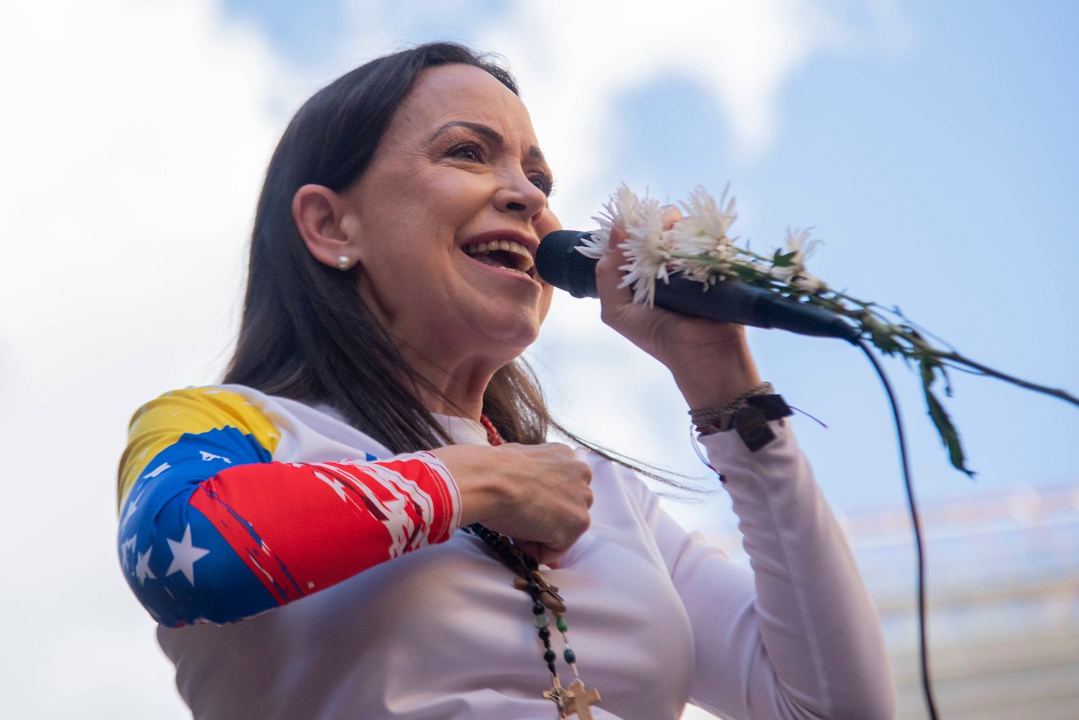 "Oh mein Gott! Mir fehlen die Worte." Das sagt die venezolanische Oppositionsführerin María Corina Machado, als sie erfährt, dass sie den Friedensnobelpreis erhält. Geehrt wird sie "für ihren unermüdlichen Einsatz für die demokratischen Rechte des venezolanischen Volkes und für ihren Kampf für einen gerechten und friedlichen Übergang von Diktatur zur Demokratie".