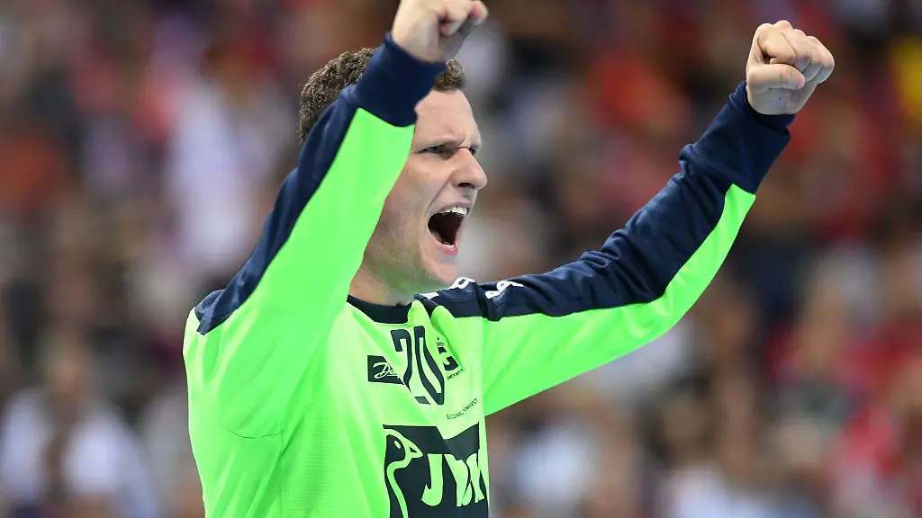 Flensburgs-Torhueter-Kevin-Moller-jubelt-Moeller-feierte-am-Donnerstag-gegen-Leipzig-sein-Comeback