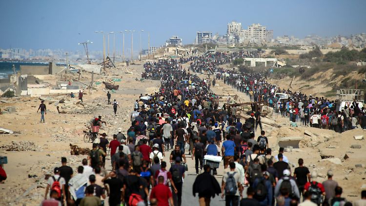 Eine Kolonne bewegt sich an der Küste in Richtung Gaza-Stadt.