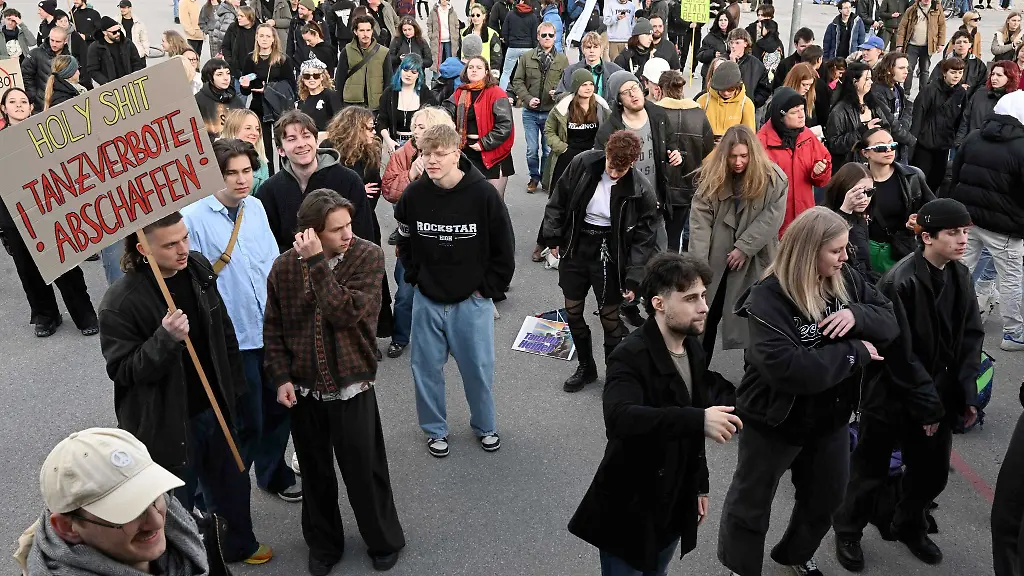 Muenchner-und-Muenchnerinnen-protestieren-gegen-das-Tanzverbot-an-den-sogenannten-Stillen-Tagen