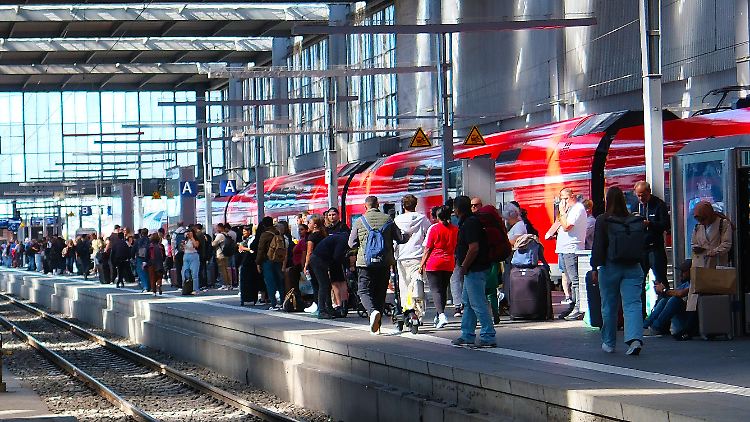 2,3 Millionen Menschen in Deutschland pendeln mehr als 100 Kilometer zu ihrem Arbeitsplatz.