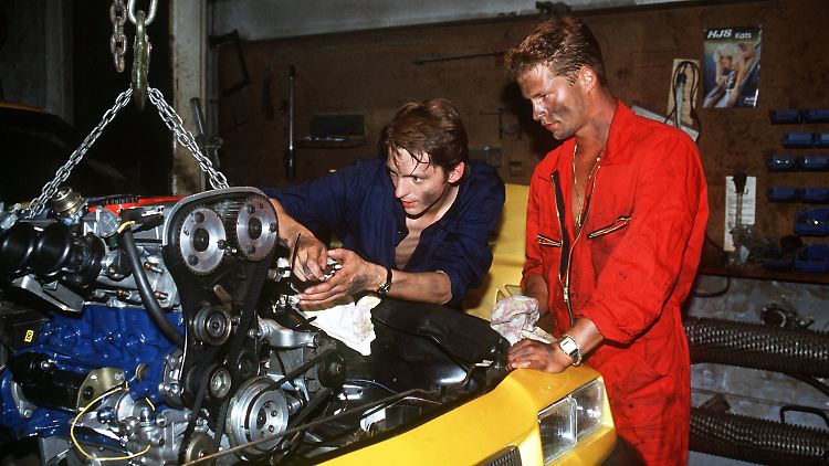 Ölverschmiert am Verbrenner herumschrauben, wie hier etwas romantisiert im Kultfilm "Manta Manta" (1991) dargestellt, ist mit dem Elektroauto eher weniger möglich. Mit modernen Verbrennern voller Elektronik ist es aber ebenfalls schwierig.