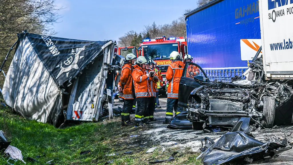 Einsatzkraefte-stehen-an-der-Unfallstelle-auf-der-A6-bei-Wolpertshausen