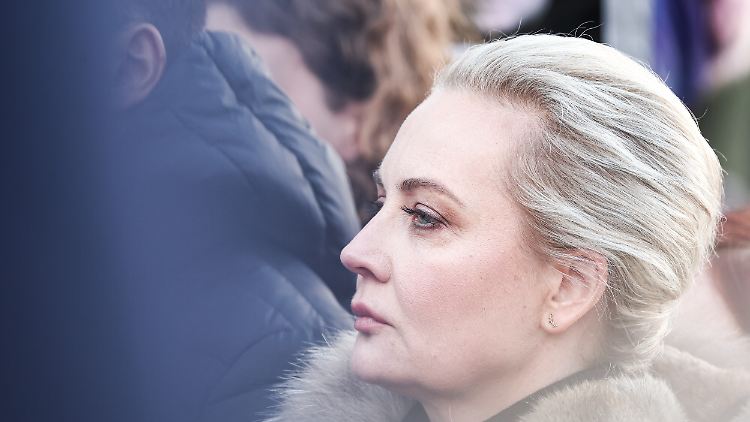 Menschen in Russland hätten die Wahl, sagt Nawalnaja: Schweigen oder Gefängnis.