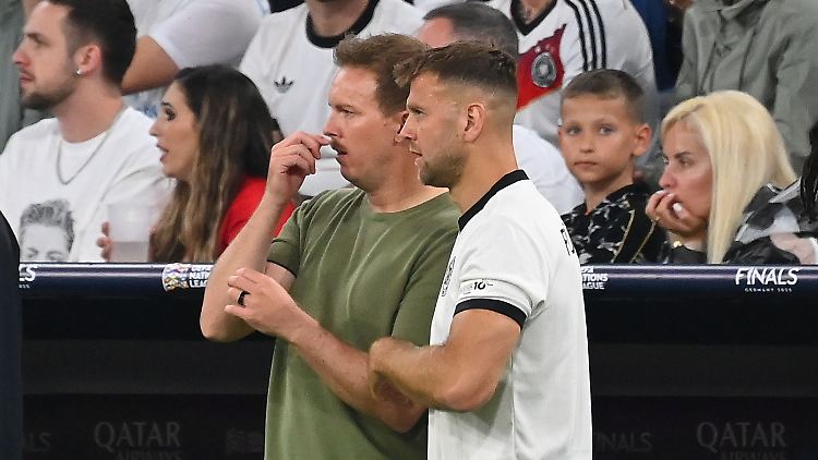 Ein Bild, was es länger nicht mehr geben wird: Nagelsmann und Füllkrug beraten sich.
