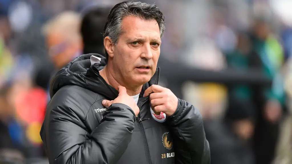 Rostocks-Trainer-Alois-Schwartz-am-Spielfeldrand