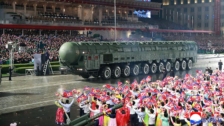 Kim lässt seine neue Interkontinentalrakete vor zahlreichen Zuschauern vorbeirollen.