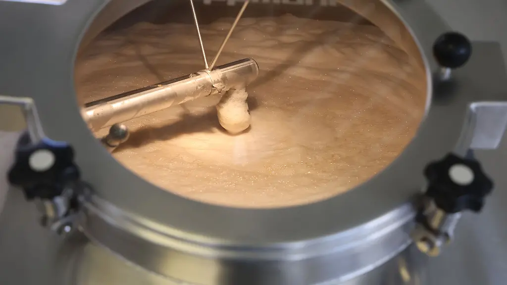 Ein-Gemisch-aus-Wasser-und-Malz-wird-in-der-Maischpfanne-bei-Hitze-vermischt