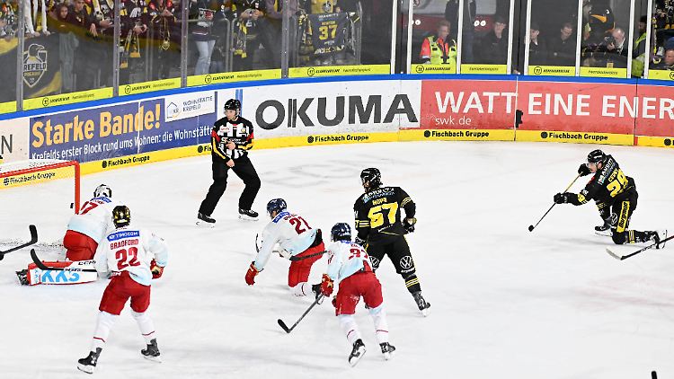 David Cerny (rechts) trifft zum 2:0.