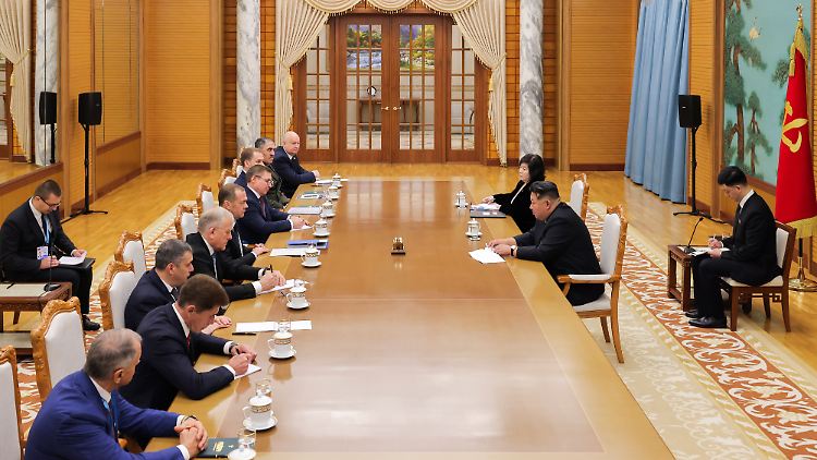 Diktator Kim Jong-Un begegnet der russischen Delegation ohne großen Stab.