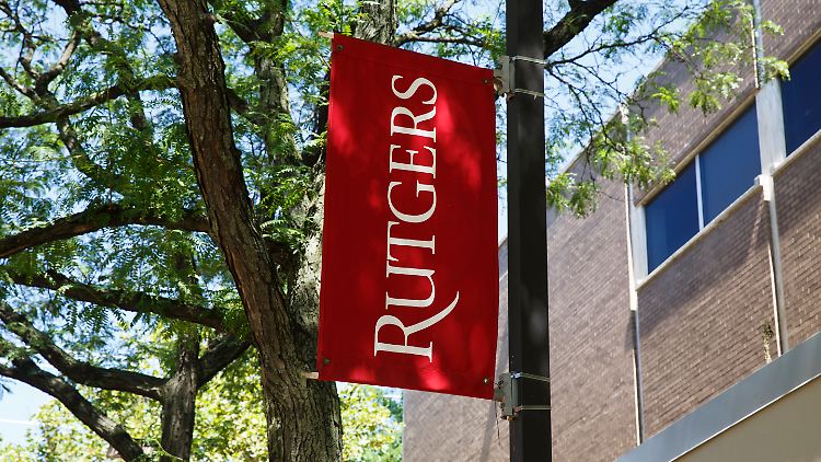 Der Geschichtsprofessor von der Rutgers University in New Jersey gilt als Experte für die Antifa-Bewegung und hat mehrere Bücher dazu verfasst.