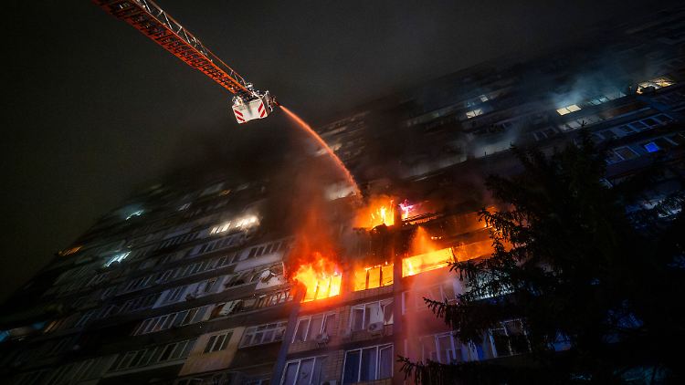 In der Nacht rückte die Feuerwehr in Kiew nach einem russischen Angriff zu Löscharbeiten aus.