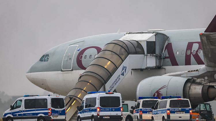 Kritik von Menschenrechtlern weist Dobrindt mit Hinblick auf bisherige Rückführungen durch Katar zurück.