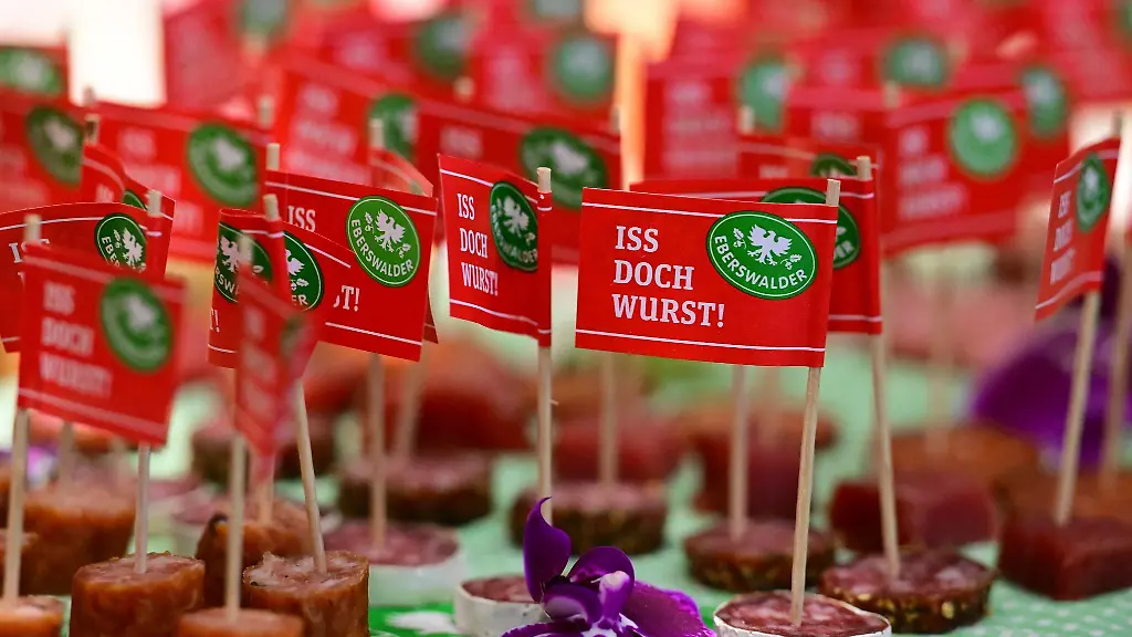 Faehnchen-mit-der-Aufschrift-Iss-doch-Wurst-stecken-in-Salami-Haeppchen-der-Eberswalder-Wurst-GmbH