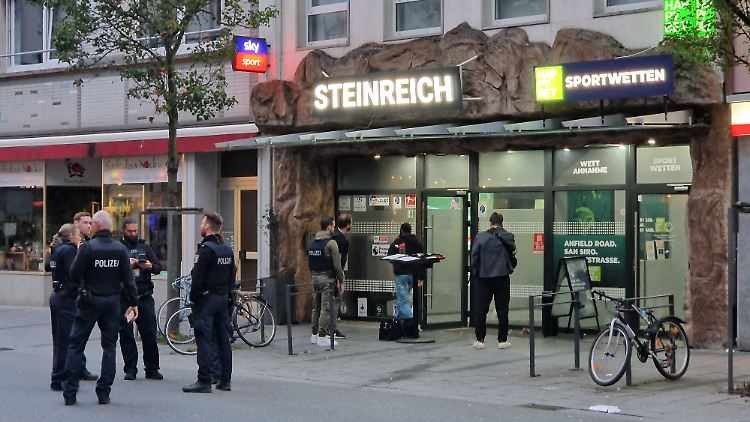 Die Schüsse seien um kurz nach 15 Uhr gefallen, sagte ein Polizeisprecher.