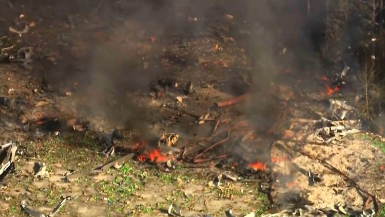 Am Freitag waren auf Aufnahmen Feuer, Rauchschwaden und ein riesiges Trümmerfeld zu sehen. 