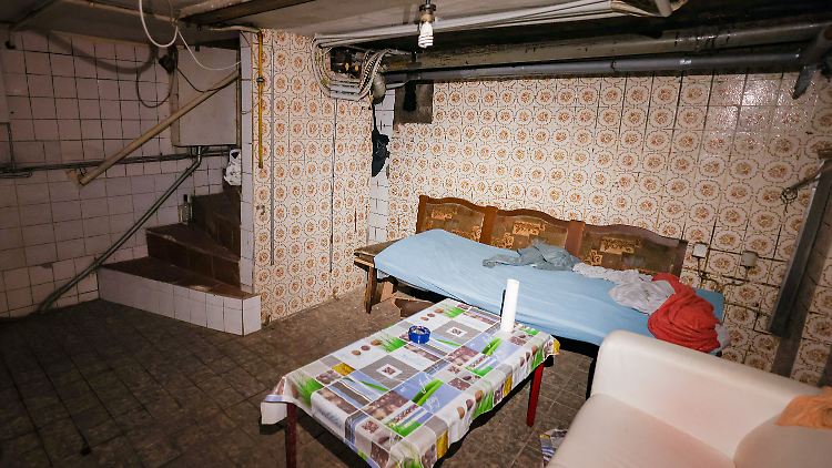 Schlafplätze in einem Kellerraum einer Schrottimmobilie in Hagen