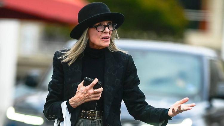Hut, Rollkragenpullover und weite Hose: Ihren Kleidungsstil machte Diane Keaton zu ihrem Markenzeichen. 