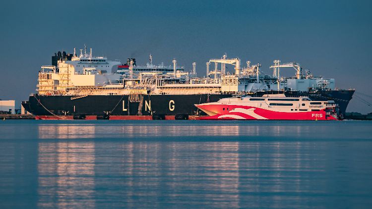 Das LNG-Spezialschiff Energos Power vor Rügen.