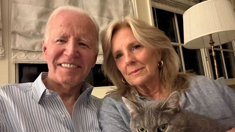 Der ehemalige US-Präsident Joe Biden und die ehemalige First Lady Jill Biden posieren zusammen mit ihrer Hauskatze für ein Selfie.