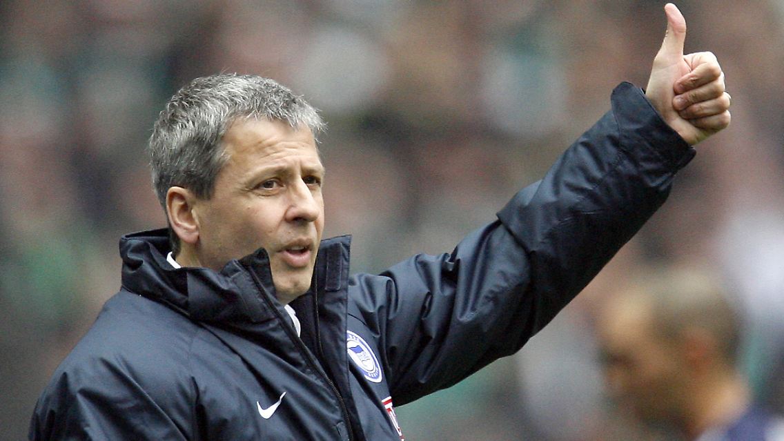 Daumen hoch für Liga zwei: Lucien Favre.