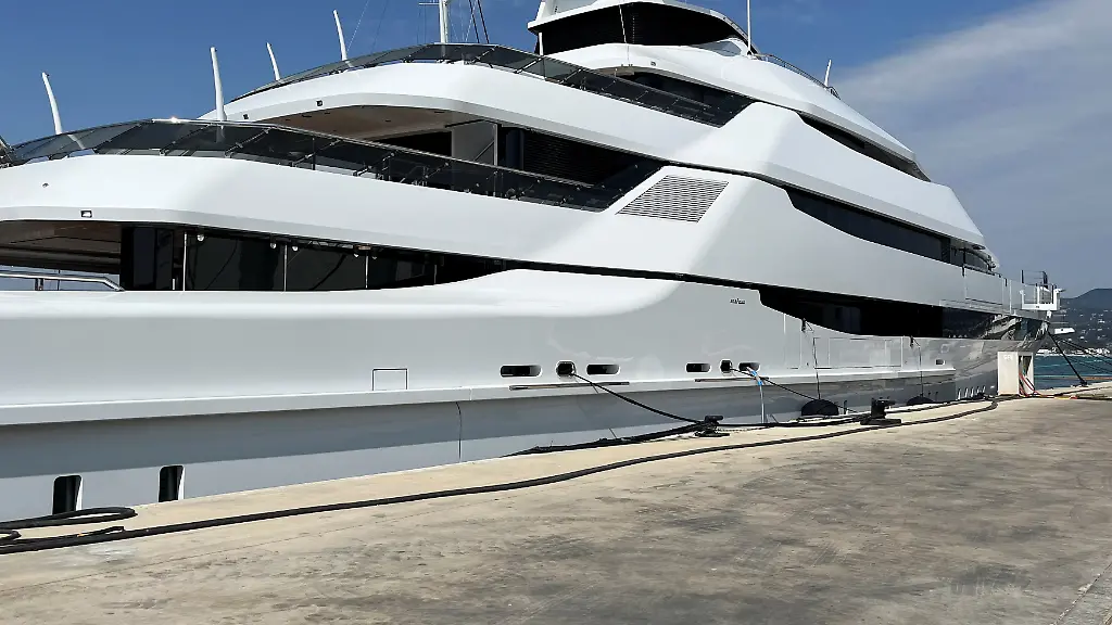 2022-04-04T060022Z-1417636385-RC217T91X7GH-RTRMADP-3-UKRAINE-CRISIS-OLIGARCHS-YACHT