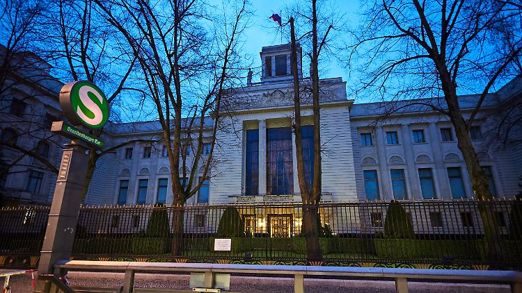Blick auf die Botschaft Russlands an der Straße Unter den Linden.