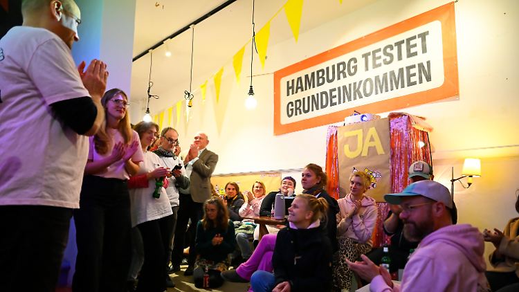 Die Hamburger Initiative räumt am Abend ihre Niederlage ein. 