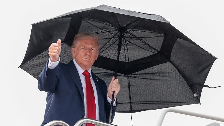 Trump geht an Bord der Air Force One, um nach Israel zu fliegen.