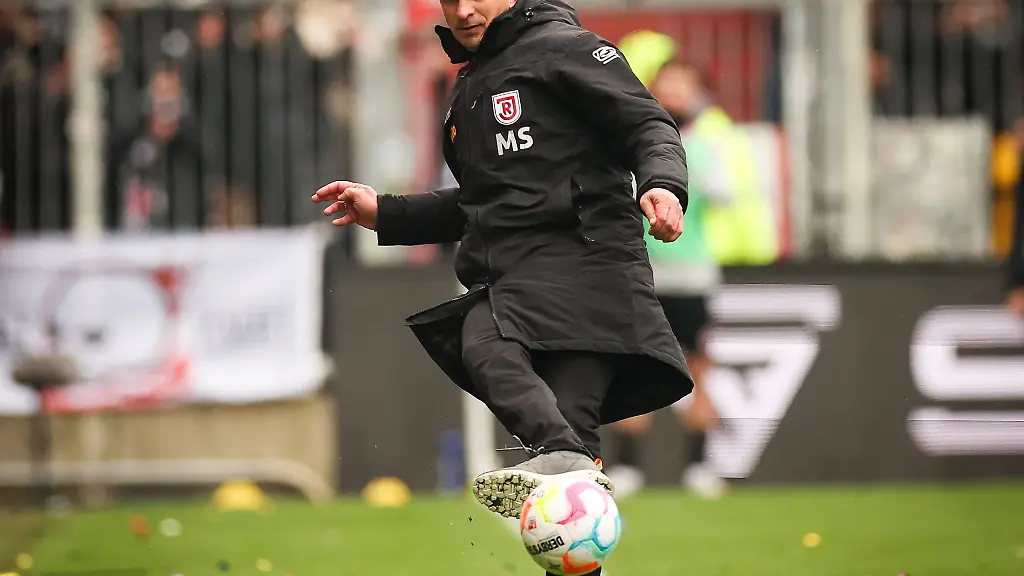 Regensburgs-Trainer-Mersad-Selimbegovic-spielt-den-Ball