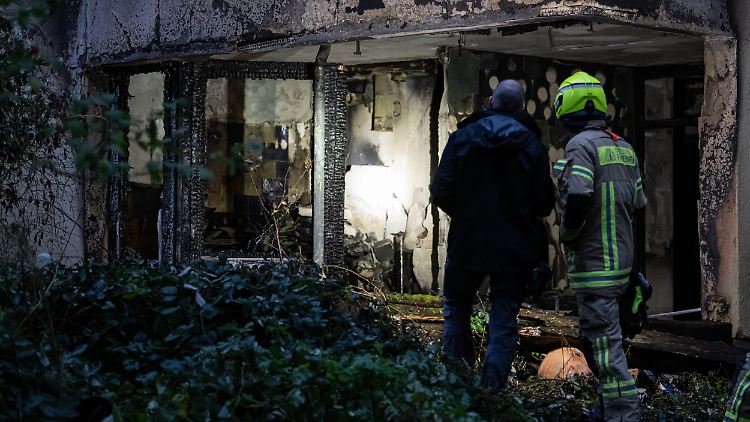 Die Erdgeschosswohnung brannte vollständig aus. 