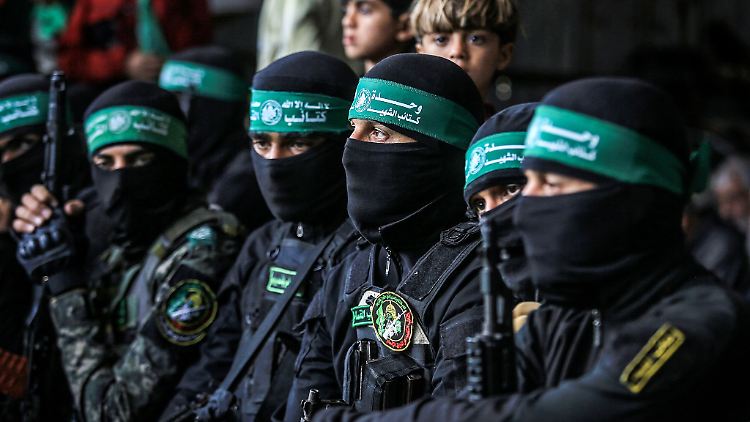 Die Hamas sieht sich der Waffenruhe mit Israel nach Freilassung der ersten Geiseln weiter verpflichtet. (Archivbild)