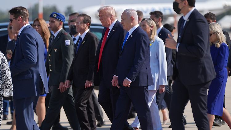 Israels Präsident Herzog und Premierminister Netanjahu empfingen Trump am Flughafen.