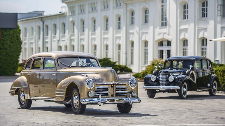Flaggschiffe mit raffiniertem Luxus: die erste Generation des Skoda Superb (Modell 1948 l. und Vorkriegsmodell r.)