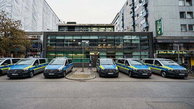 Neben 21 Wohnungen wurden auch 4 Dienststellen des ersten Reviers in Frankfurt am Main durchsucht.